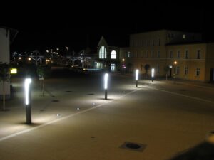 Lichtstelen auf dem neuen Bahnhofsvorplatz; Foto: Ralf Roletschek Lichtstelen auf dem neuen Bahnhofsvorplatz; Foto: Ralf Roletschek