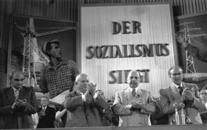 Bundesarchiv_Bild_183-57000-0139,_V._Parteitag_der_SED