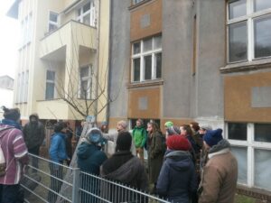 Jungem Obstbaum unter Aufsicht vieler Augen Erziehungsschnitt verpasst!